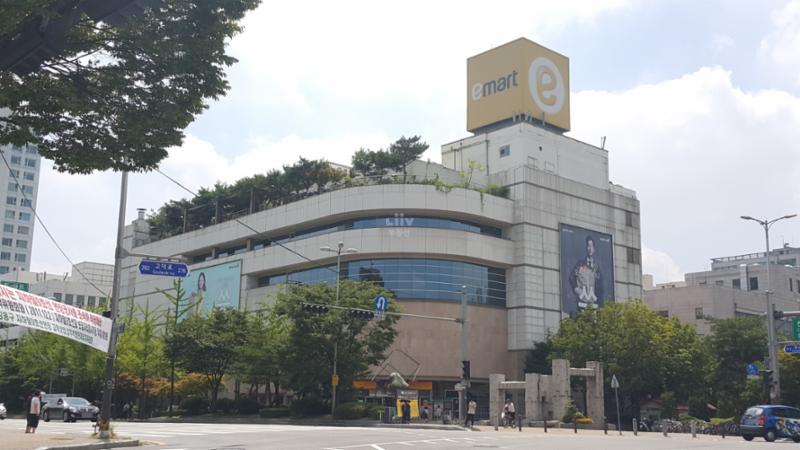 도보 10분 거리에 위치한 대형마트로 이용이 편리하고 대형주차장이 함께 설치되어 있어 주말에도 주차 걱정없이 편리하게 이용할 수 있습니다