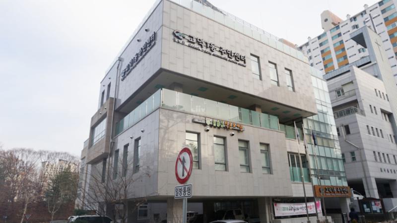 단지 주변으로 주민센터가 가까이에 위치해 있어 멀리 나가지 않고도 동사무소에서의 다양한 업무를 쉽게 이용할 수 있습니다