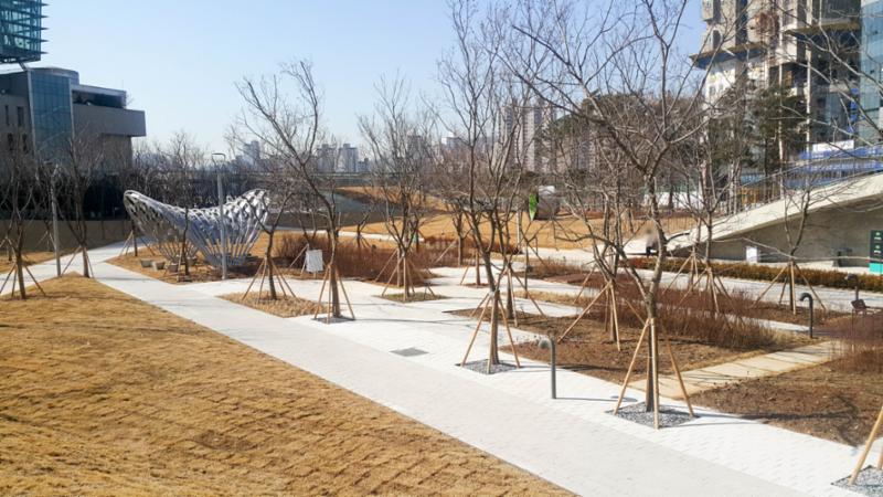 금천구청 뒤편으로 조성된 금나래 중앙공원 입니다