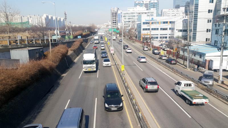 서부간선도로와 연결되는 서해안 고속도로 입니다