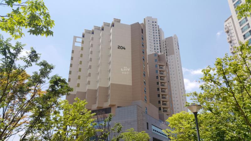 신축 단지답게 세련된 단지 외관 디자인이 돋보이며 깨끗한 외관 상태를 보여주고 있어요