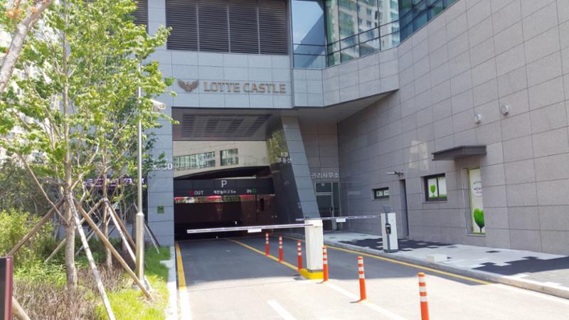 지하로 내려가는 주차장출입구에요