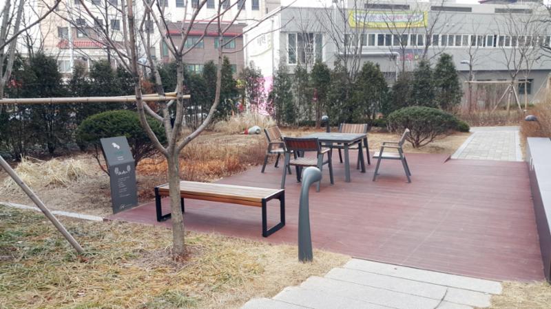 단지곳곳에 마련된 테라스형 휴게시설입니다