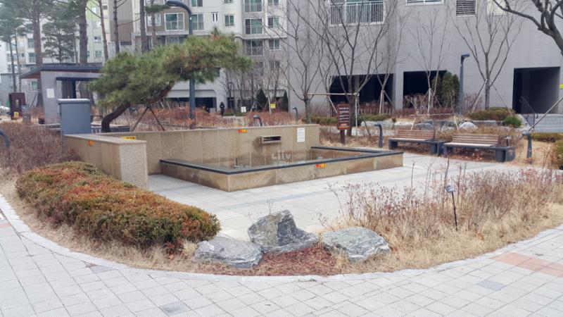단지 중앙에는 분수시설과 수변시설, 다양한 조형물, 조경이 조화롭게 꾸며져 있습니다