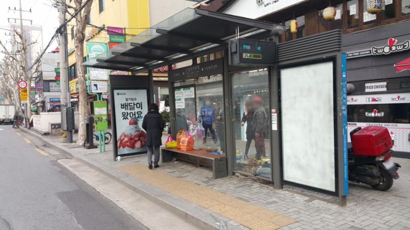 신정네거리역과 인접한 버스정류장 입니다