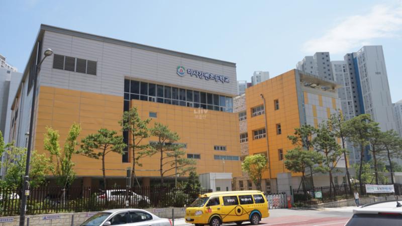 단지 주변에 배정학교인 초등학교가 있습니다