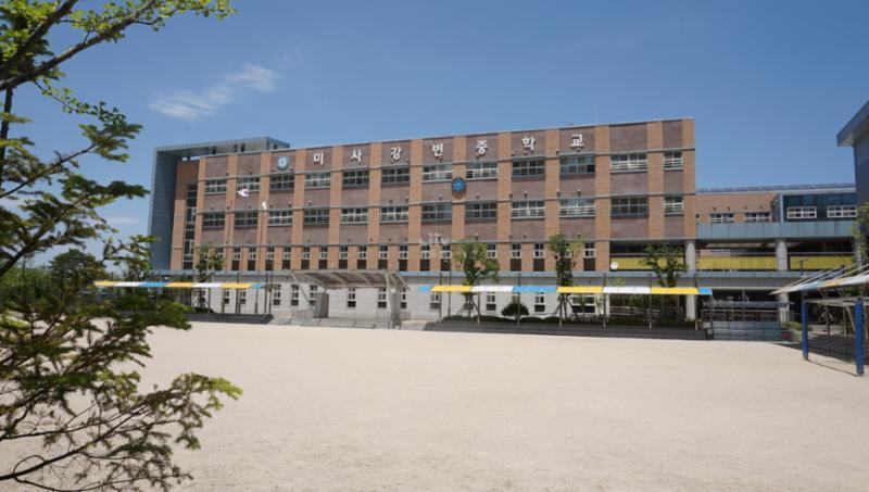 단지 근처에 있는 미사 강변중학교 입니다