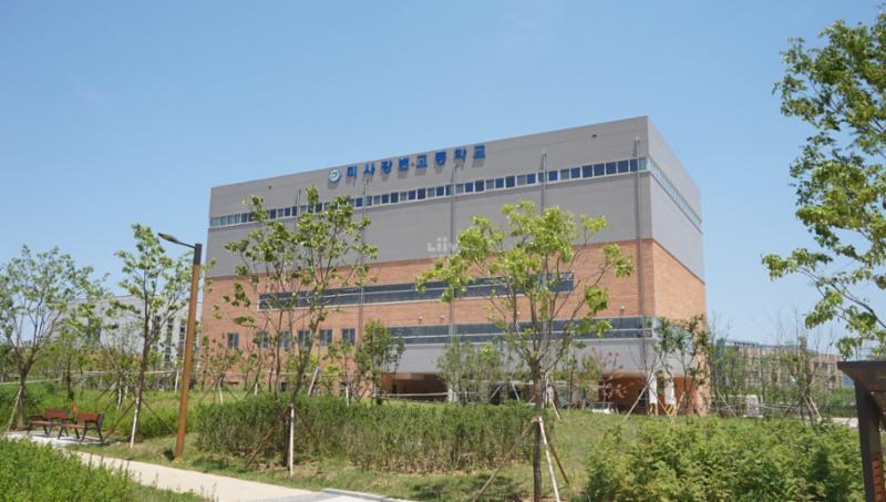 단지 주변에 미사강변고등학교가 있습니다