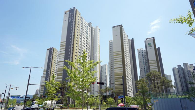 단지만의 특별한 외관 디자인으로 품격있고 고급스러움이 느껴지는 단지 모습이에요