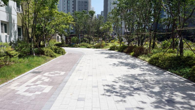 단지 내 산책로 모습이에요