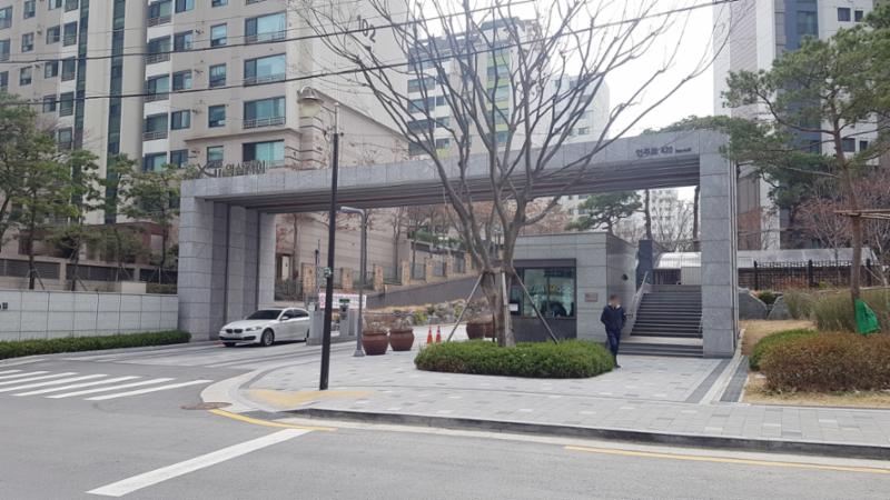 멋스러운 문주가 돋보이는 단지 정문이에요