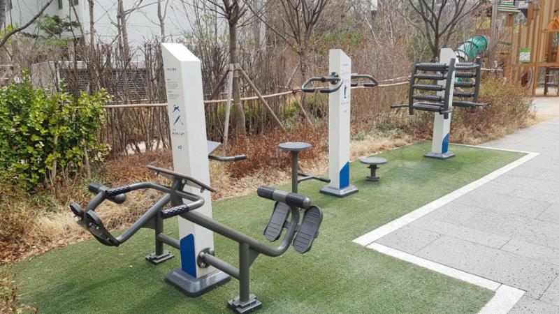 단지 내에 체육시설이 설치되어 있어요