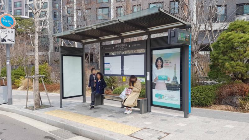 단지 바로 앞에 있는 개나리아파트 버스정류장입니다