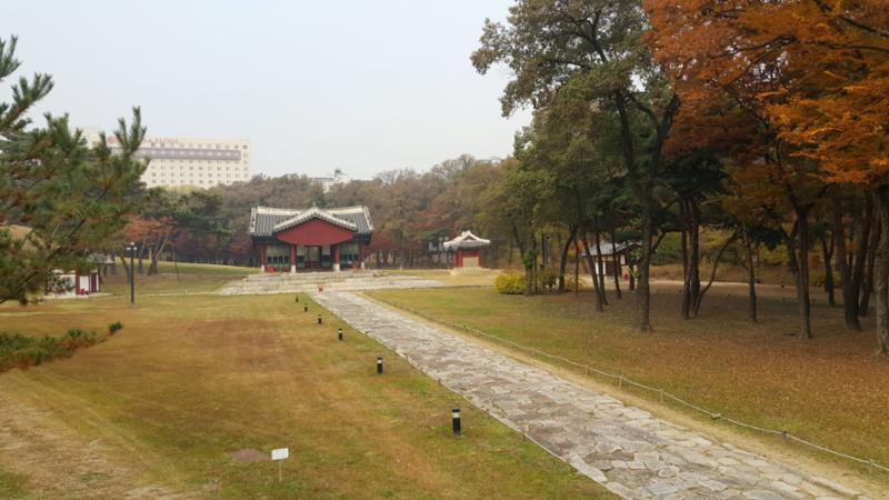 단지에서 차량 8분 거리에 위치한 선릉 공원입니다