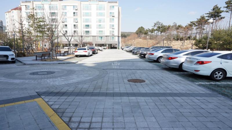 넉넉한 주차공간을 갖춘 지상주차장이에요