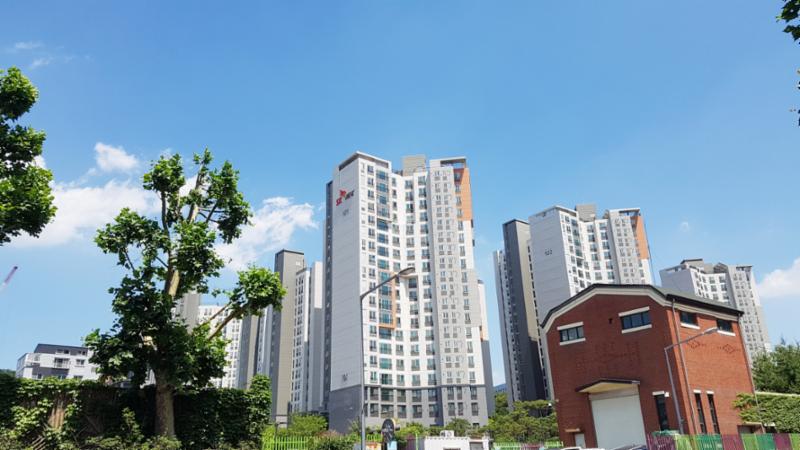 꿈의숲SK뷰 아파트의 깔끔하고 세련된 전경 사진이에요