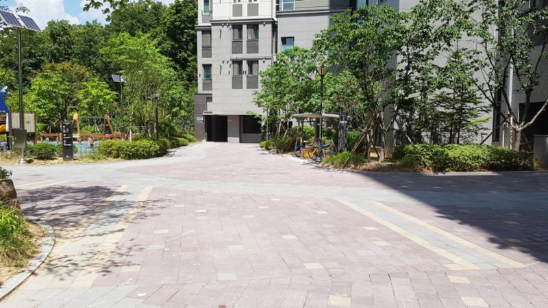 차로와 보행로가 나누어져 있어 차량이 다니지 않는 안전한 보행로구요