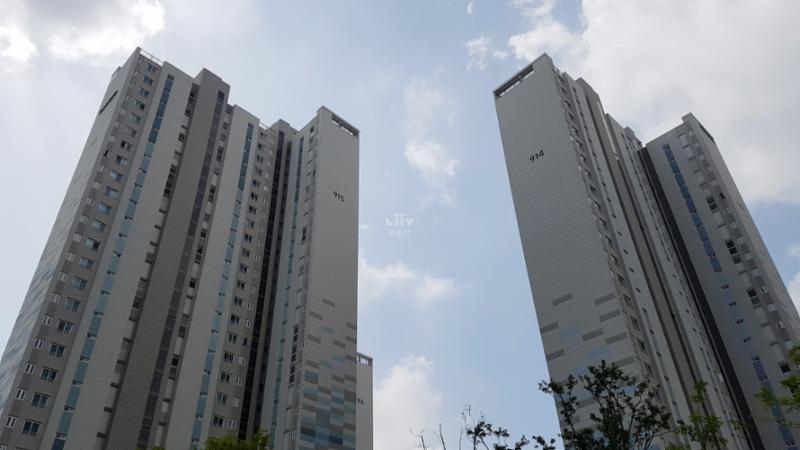 단지만의 특별한 외관 디자인으로 품격 있고 고급스러움이 느껴지는 단지 모습이에요