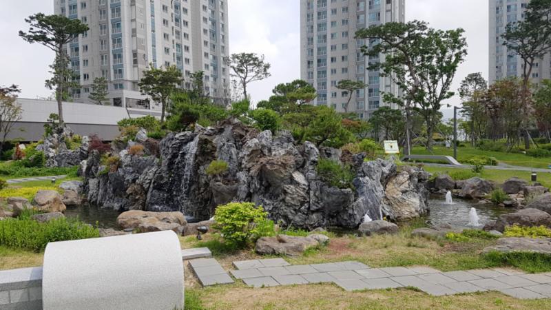 고급스러운 디자인과 차별화된 분위기로 단지의 품격을 한층 더 높이는 조경 모습이에요