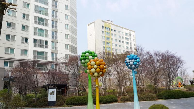 한강신도시운양푸르지오는 단지 곳곳에 독특한 디자인의 조형물이 설치되어 있어요