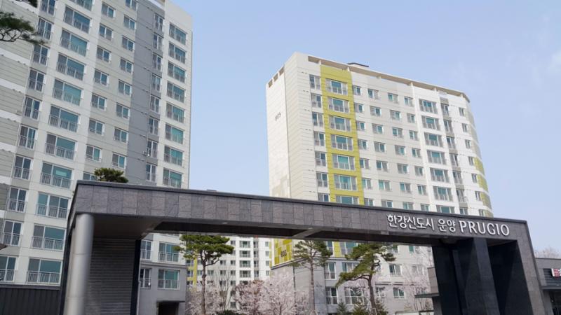 단지의 이미지를 높여주는 고급스러운 대리석으로 시공된 문주가 돋보이는 한강신도시운양푸르지오 정문이에요