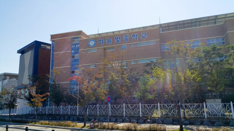 단지 주변에 학교가 위치하여 있습니다