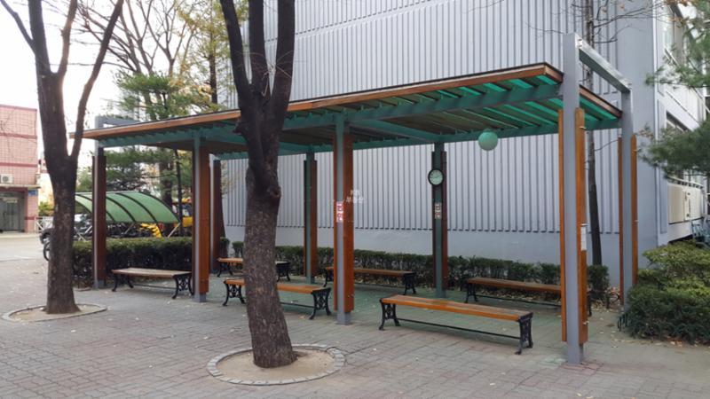 단지 곳곳에 마련된 휴게시설입니다