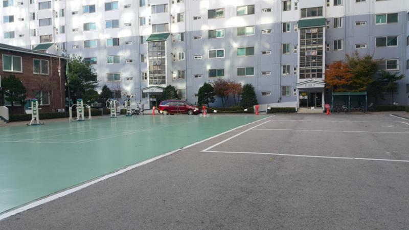 라인이 그려진 단지 내 운동공간입니다