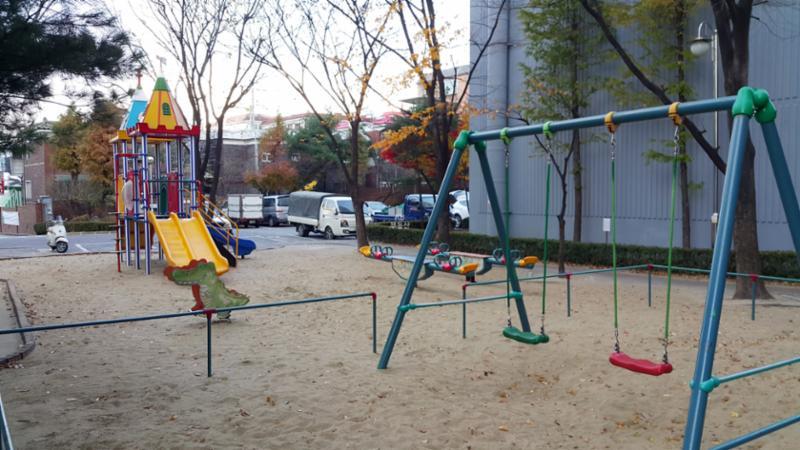 다양한 캐릭터와 색채로 꾸며진 어린이놀이터입니다