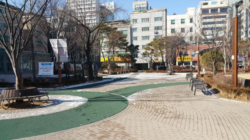 단지 주변으로 홍천공원이 위치해 있습니다