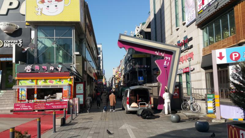 단지 주변에 위치한 부천역로데오거리 입니다
