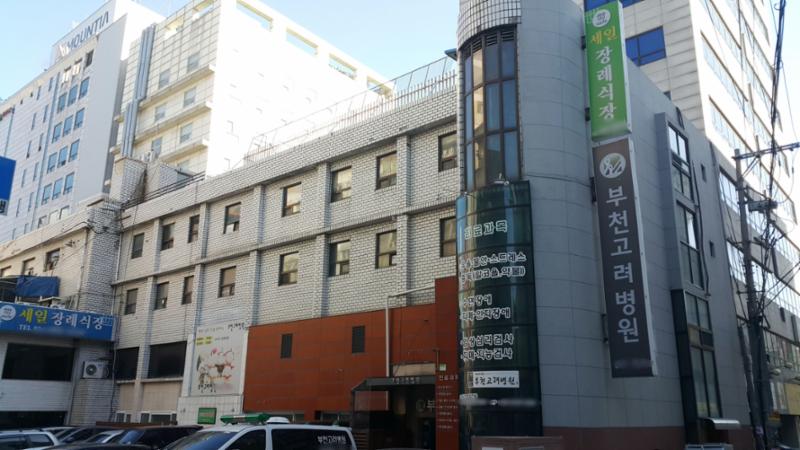 단지와 인접해 있는 의료시설로써 차량 및 도보로 이동가능한 위치에 있으며 응급상황 발생시에도 신속하게 조치를 받을수 있어서 편리하게 이용이 가능할 것 같습니다