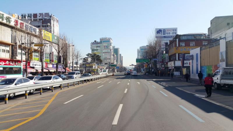 단지 인근에 위치한 왕복 6차선의 도로입니다