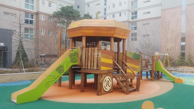 밝은 분위기로 꾸며진 단지 내 어린이놀이터에요