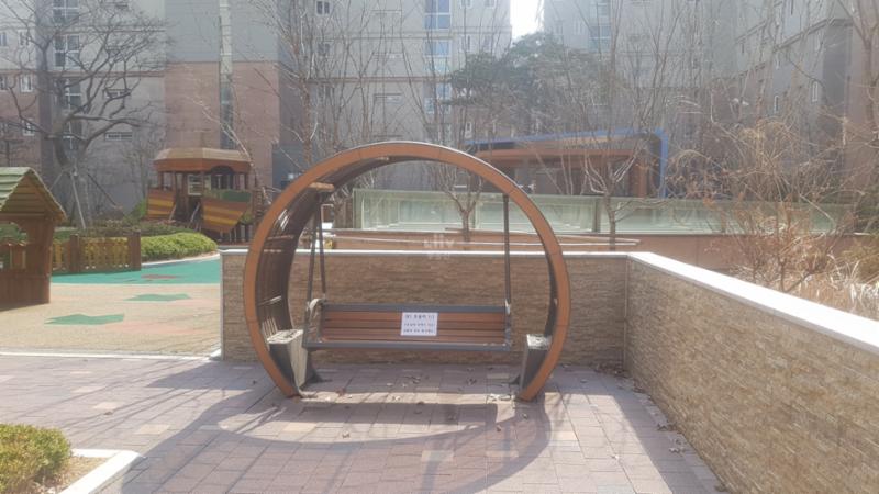멋스러운 조경시설과 조화롭게 꾸며진 주민휴게시설이에요