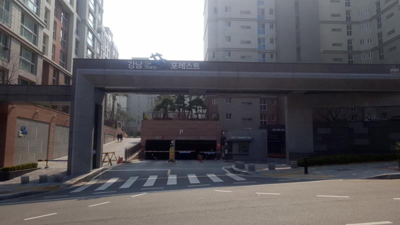 멋스러운 문주가 돋보이는 단지 정문이에요