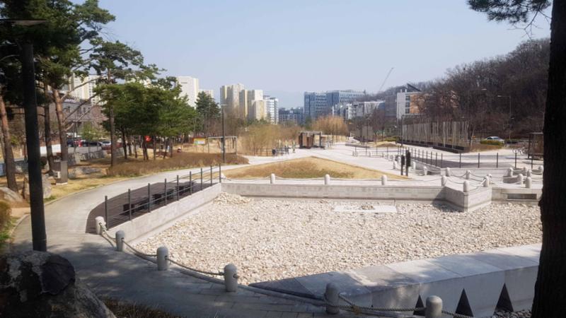 단지 주변에 위치한 래미안강남힐즈앞공원 입니다