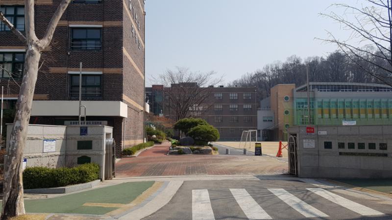 단지 주변에 위치해 있는 대왕중학교입니다