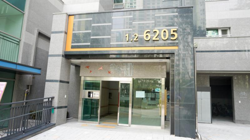 고급스러운 디자인의 공용현관 입구에요