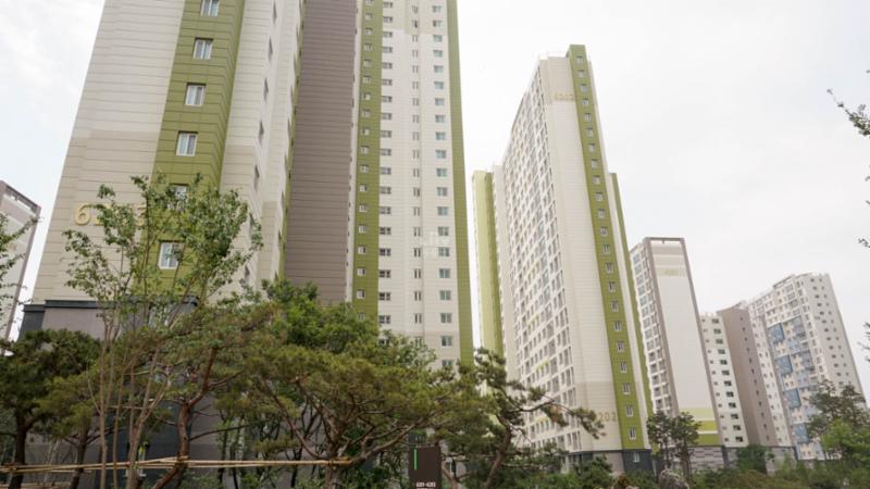 신축 단지답게 세련된 단지 외관 디자인이 돋보이며 깨끗한 외관 상태를 보여주고 있어요