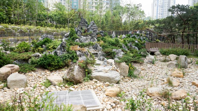 자연 친화적인 공간으로 꾸며진 단지 내 조경이에요