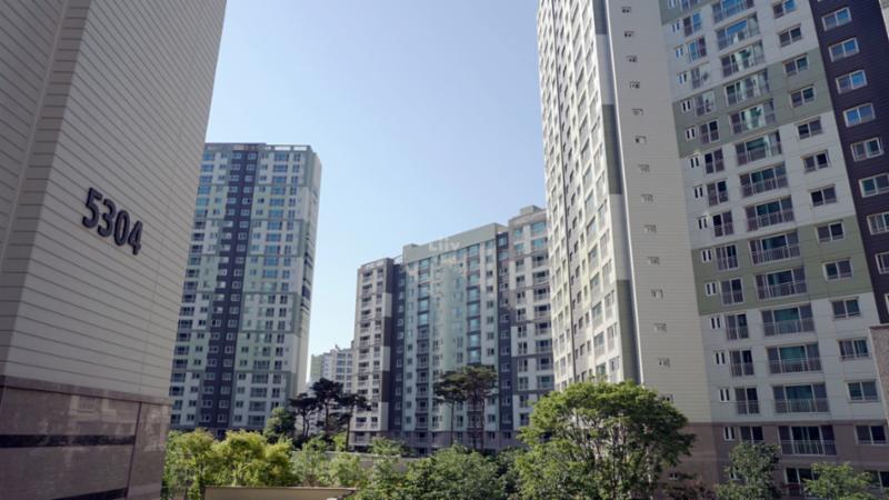 위례호반베르디움 단지 각 층마다 색을 달리해 전체적으로 화사하면서도 세련된 외관을 선보이는 단지전경이에요