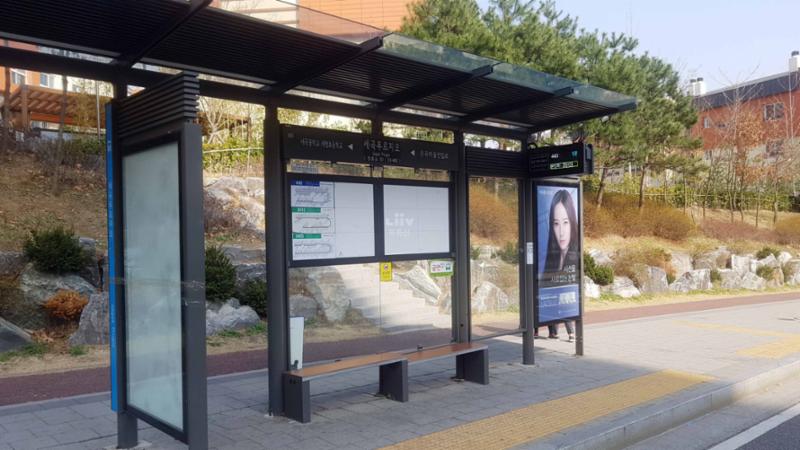단지 인근에 위치한 버스정류장입니다
