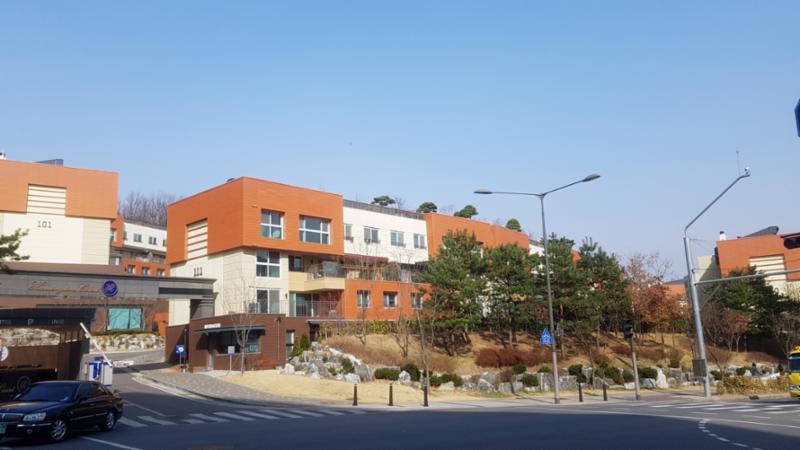 고급스러운 디자인과 차별화된 분위기로 단지의 품격을 한층 더 높이는 강남효성해링턴코트 단지전경 모습이에요