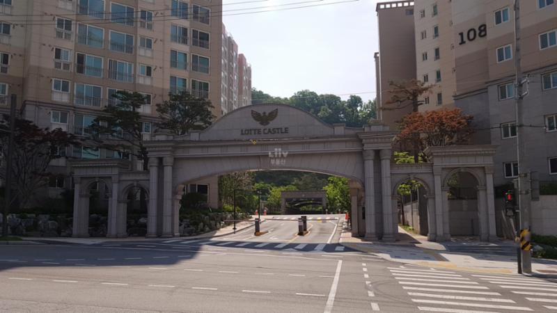 멋스러운 문주가 돋보이는 단지 정문이에요