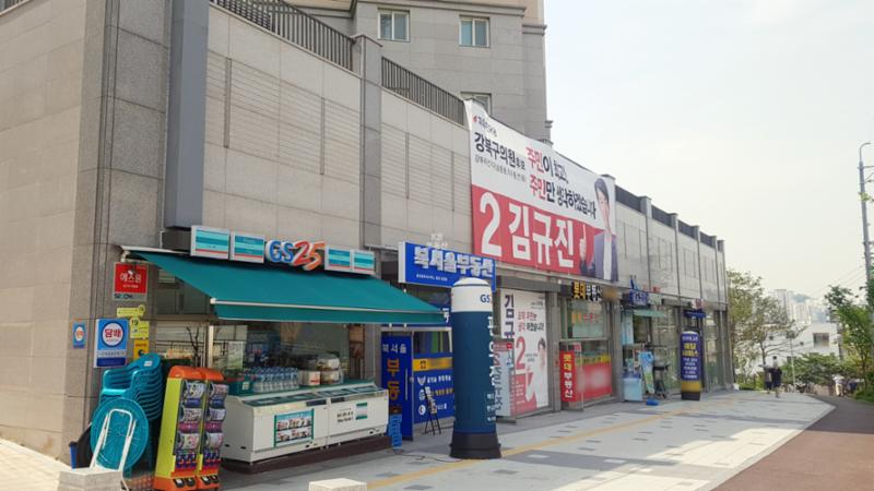 단지 내 상가예요 입주민의 편의를 돕는 다양한 시설들이 입점해 있어 멀리 나가지 않고 단지 내에서 편리하게 이용할 수 있으며 원스톱 라이프도 실현이 가능합니다
