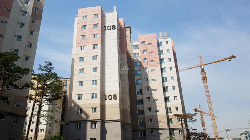 일정 간격의 동 배치로 구성되어 있으며, 색상의 포인트를 주어 세련된 디자인이 돋보이는 단지 외관이에요