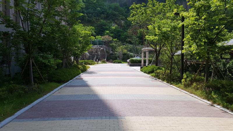 단지 내 보행로 모습이에요