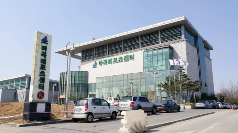 단지 주변에 마곡레포츠센터가 위치하고 있어요