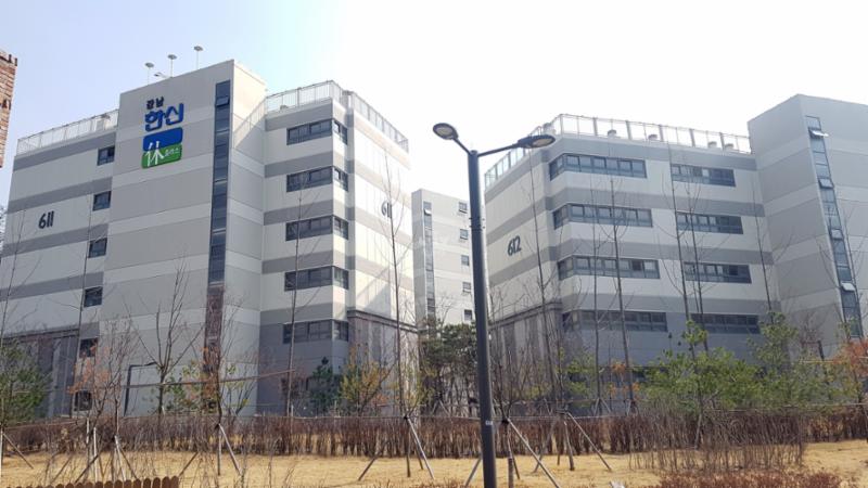강남한신휴플러스 6단지의 깔끔하고 세련된 전경 사진이에요
